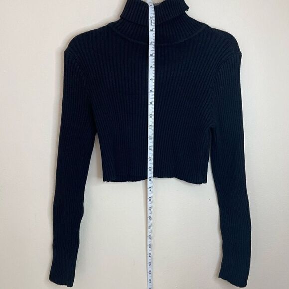 FashionNova| Turtleneck| thick good quality fabric| Has stretch - Picture 3 of 11